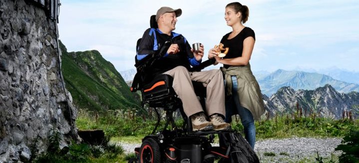 Výhody elektrických invalidních vozíků se zvedací funkcí 