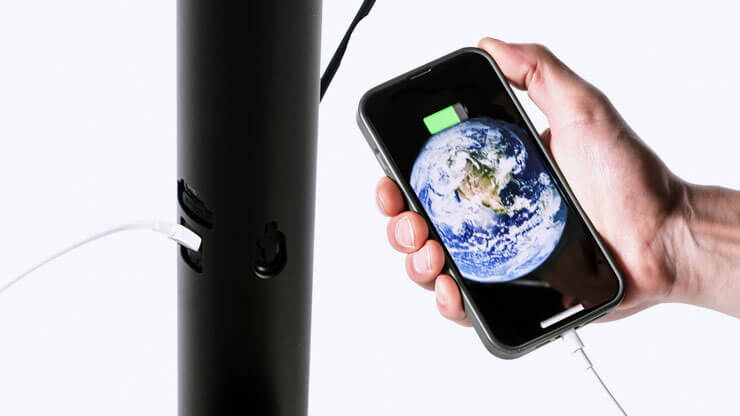 Nabíjecí USB port a držák telefonu