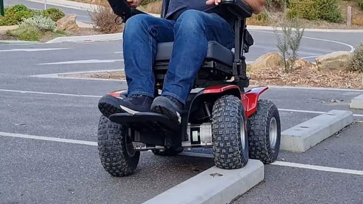 Obrubníky pro něj nejsou žádná překážka.