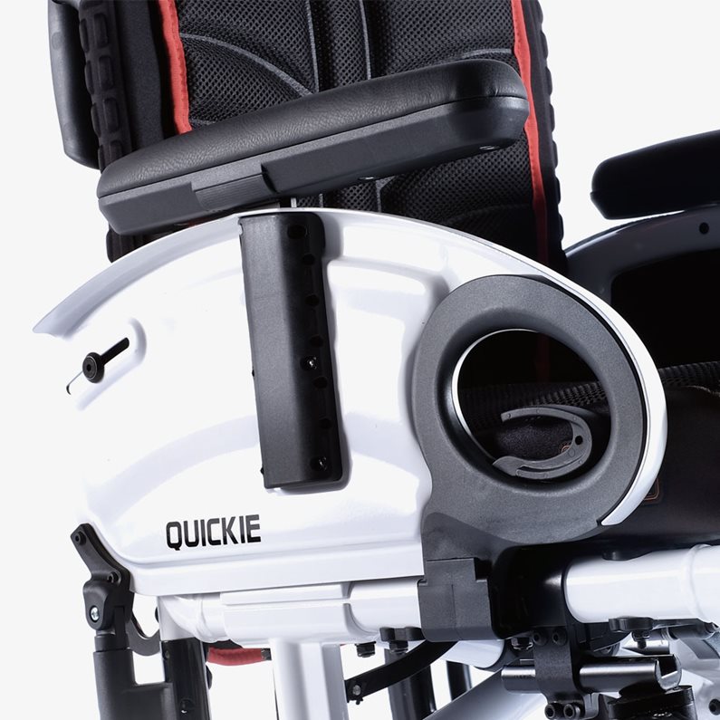 Deskové bočnice s pevnou krátkou područkou (25cm)