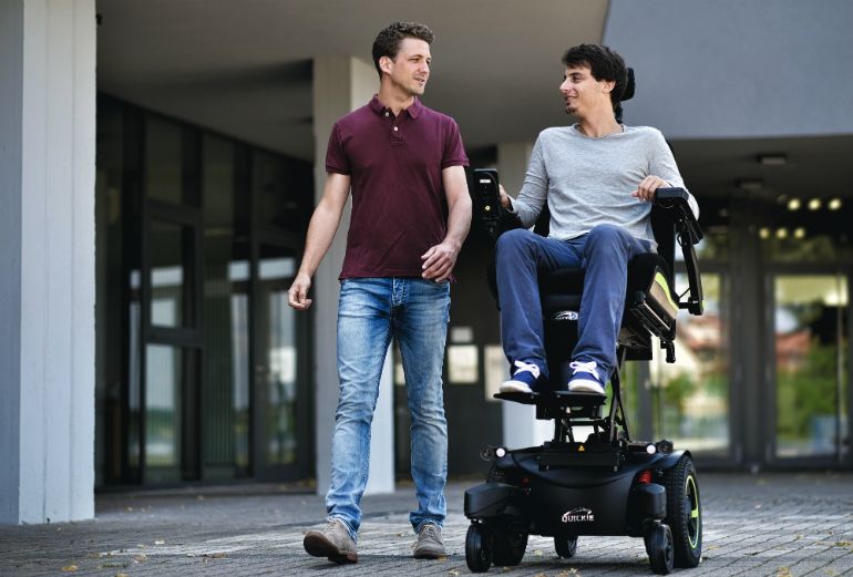 Výhody elektrických invalidních vozíků se zvedací funkcí