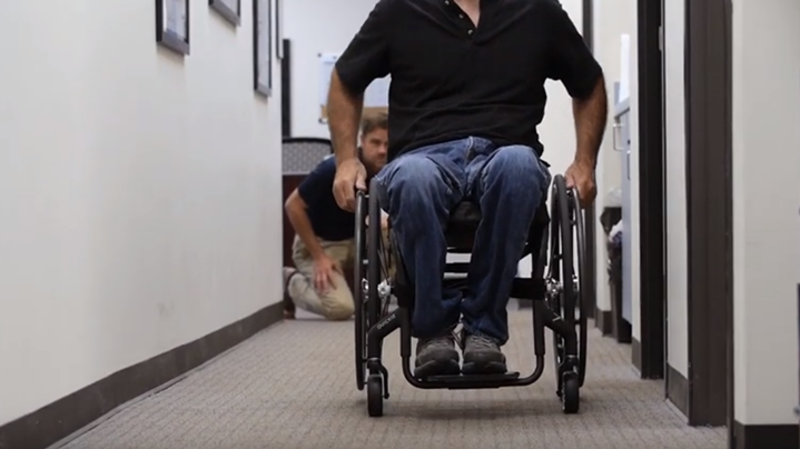 Správné držení těla při užívání mechanického vozíku 